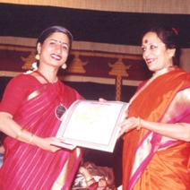 Sarayu Sai receiving the Yuvakala Bharathi award from Padma Bhushan Sonal Mansingh at Bharath Kalachar in the year 2001