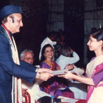 Sarayu Sai receives the best dancer award from former minister Padma Bhushan Shri Karansingh at Krishna Gana Sabha