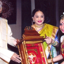 Violin Mastero Padma Bhushan Lalgudi G. Jayaraman and Natya Peroli Smt. Padmini presenting memento to Sarayu Sai at Indian Fine Arts