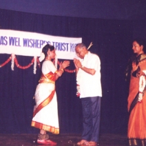 Senior Advocate N.R. Chandran and renowned playback singer Smt Vani Jairam felicitate Sarayu Sai